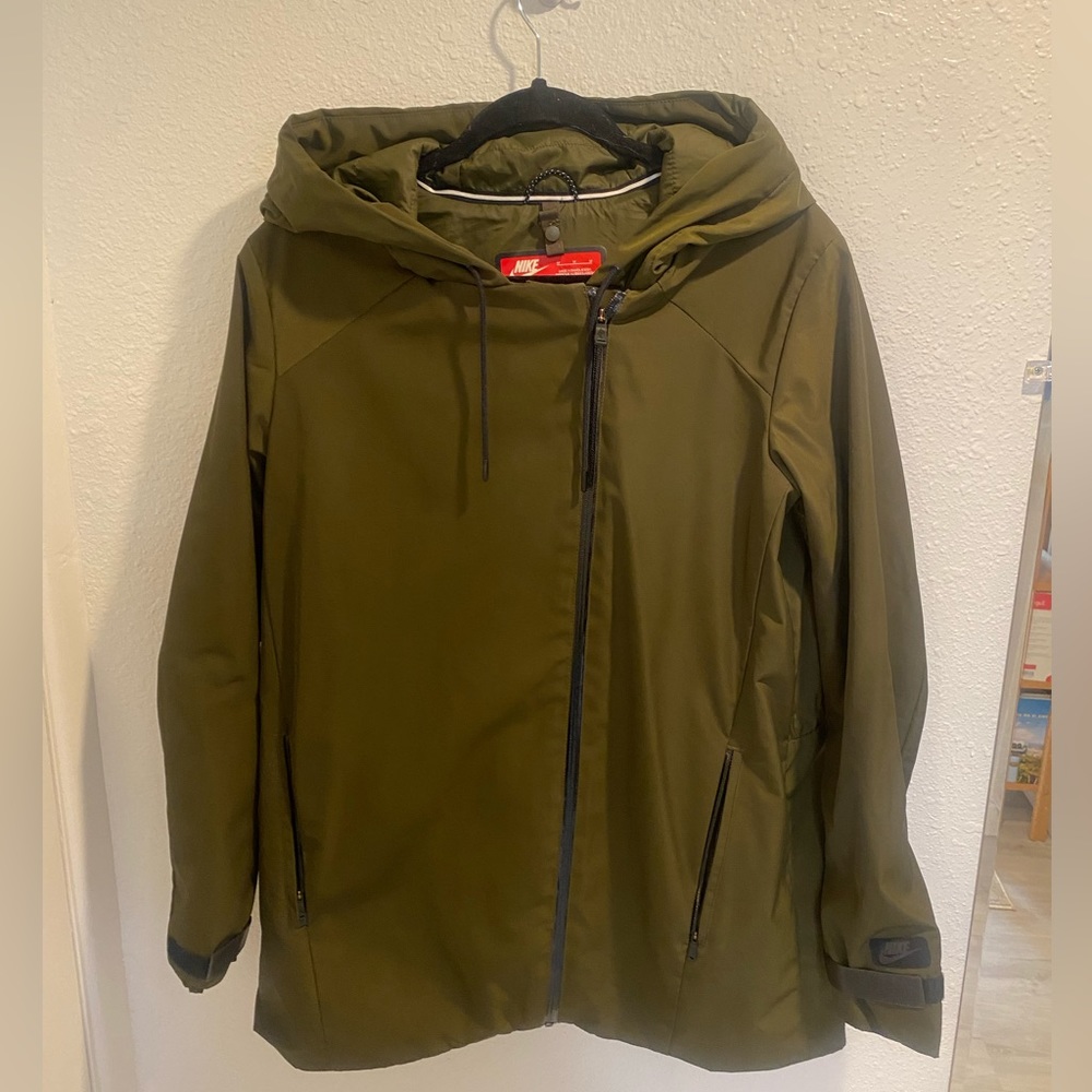 NIKE Water/Wind Resistant Jacket - M